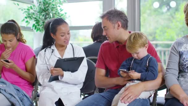 Homem com filho falando com médico — Vídeo de Stock