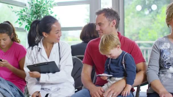 Mann mit Sohn im Gespräch mit Arzt — Stockvideo