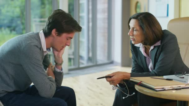 Médecin parlant au patient bouleversé — Video