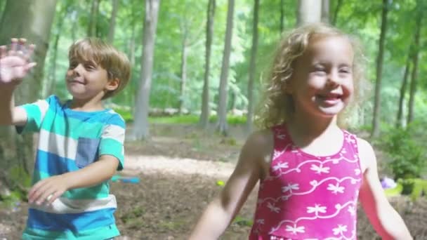 Garçon et fille jouer avec bulles — Video