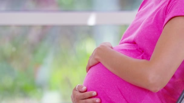 Femme enceinte frotte le ventre — Video