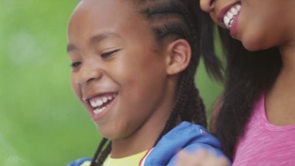 Mãe e filho olhando para tablet computador — Vídeo de Stock