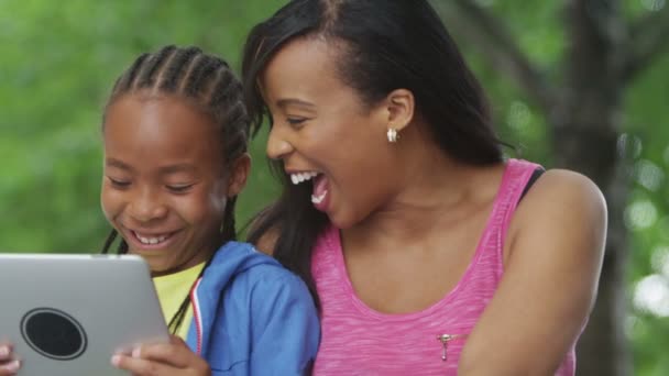 Anne ve oğlu bilgisayar tablet vasıl arıyorsunuz — Stok video