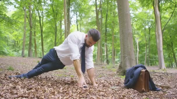 Hombre de negocios haciendo yoga — Vídeo de stock