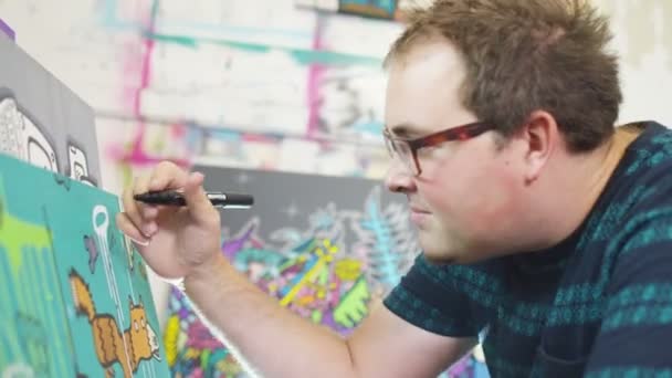 Művész dolgozik egy vászon — Stock videók