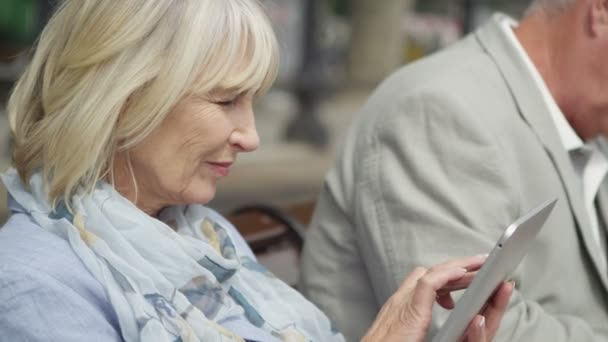 Casal usando tecnologia — Vídeo de Stock