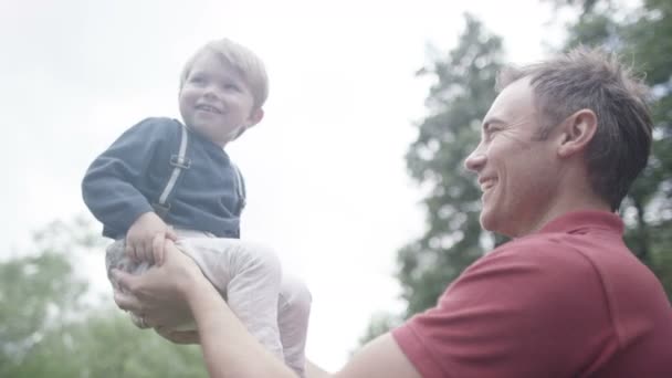 Отец и сын проводят время на открытом воздухе — стоковое видео