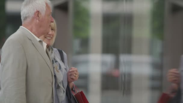 Pareja de compras en la ciudad — Vídeo de stock