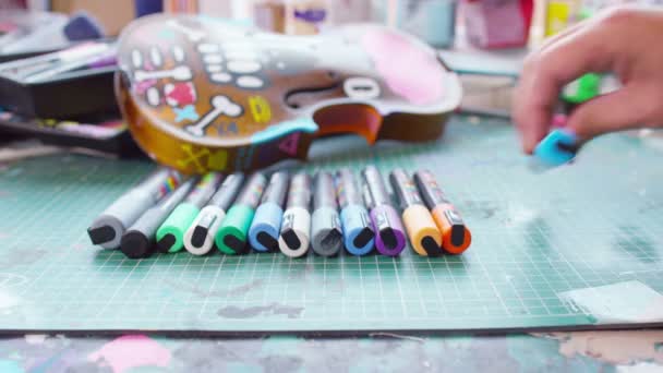 Artiste prenant des stylos colorés — Video