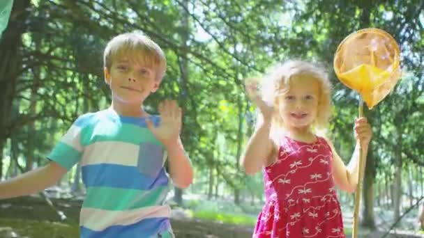 Junge und Mädchen spielen mit Fischernetzen — Stockvideo