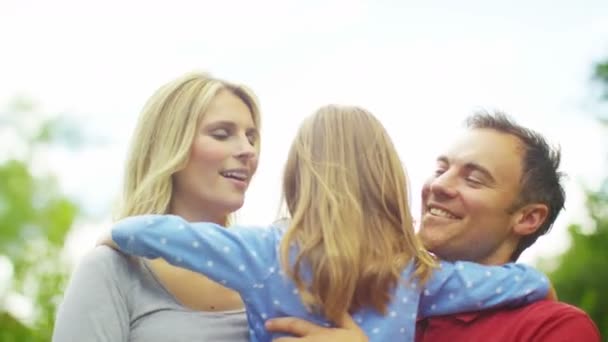 Родители и дочь проводят время на открытом воздухе — стоковое видео