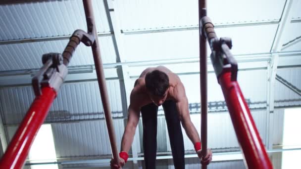 Entrenamiento de gimnasta en barras paralelas — Vídeo de stock