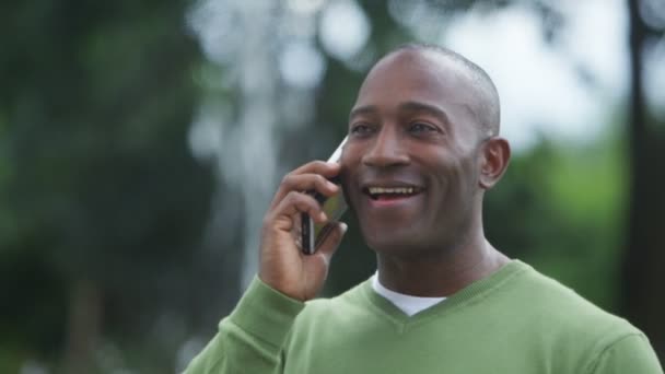 Man aan het praten op mobiele telefoon — Stockvideo