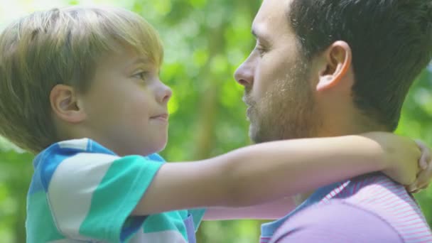 Pai e filho na floresta — Vídeo de Stock