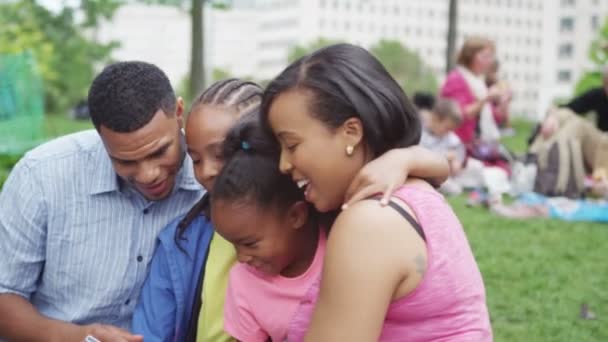 Pose familiale pour prendre un selfie — Video