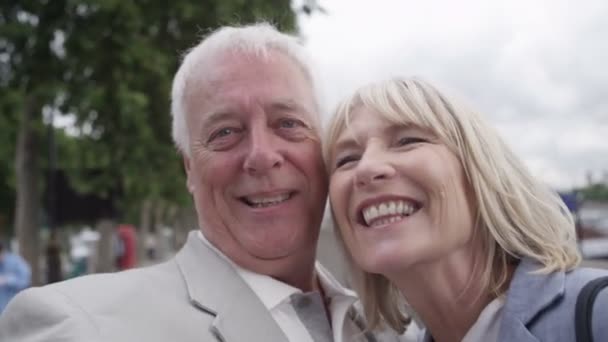 Casal compartilhar um beijo ao ar livre — Vídeo de Stock