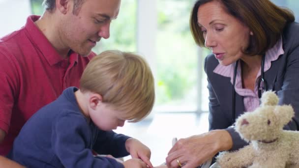 Dokter praat met vader en kind — Stockvideo