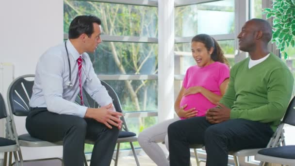 Doctor talking to couple — Stock Video