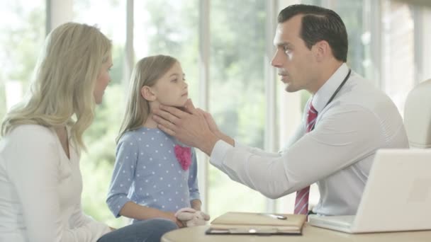 Anne ve çocuk ofisinde konuşmaya doktor — Stok video