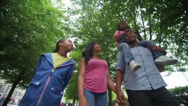 Familia caminando en parque urbano — Vídeos de Stock