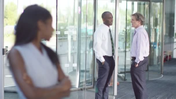 Empresaria de pie en edificio de oficinas — Vídeo de stock