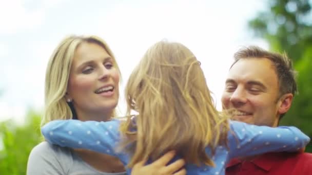 Eltern und Tochter verbringen Zeit im Freien — Stockvideo