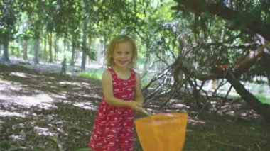  Balık ağı ile oynayan kız