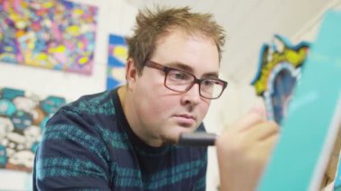 sanatçı bir tuval üzerinde çalışma