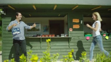 dükkan sahibi ve eşi bir kayıt tutun