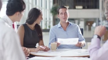 iş grubu fikirleri tartışmak