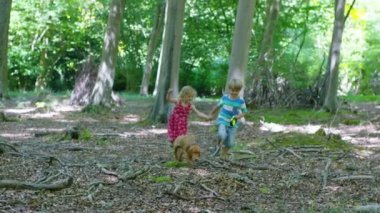  oğlan ve kız köpekle yürüyüş