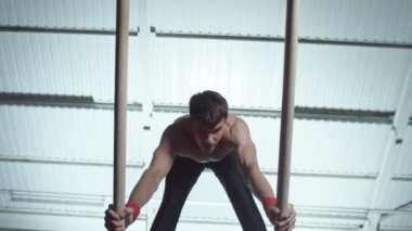 Paralel Çubuklar üzerinde eğitim jimnastikçi