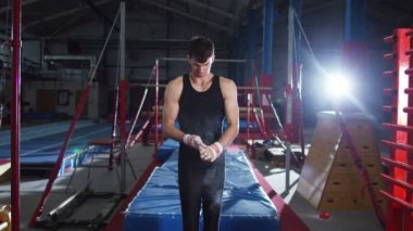  yatay çubuğu'nda eğitim jimnastikçi