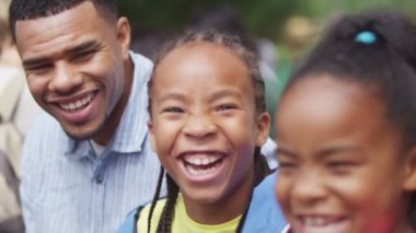 Aile parkta eğleniyor.