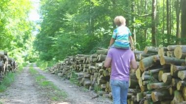 Baba ve oğul orman yolu yürüyüş