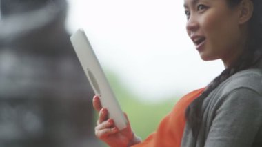 hamile kadın bilgisayar tablet ile rahatlatıcı