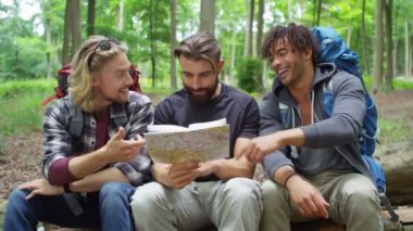 arkadaşlar ormanda hiking