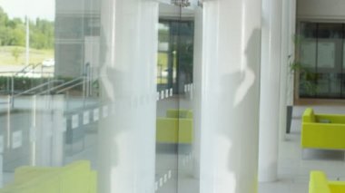 Siluet işadamı ofis pencereden görünüyor