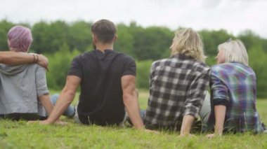   Arkadaşlar dışarıda vakit geçiriyor.