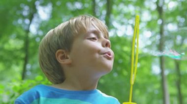 Çocuk üfleme kabarcıklar