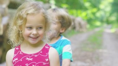 erkek ve kız bir kucaklama paylaşmak