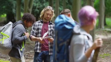   Arkadaş grubu yürüyüşe gülümseyen kadın