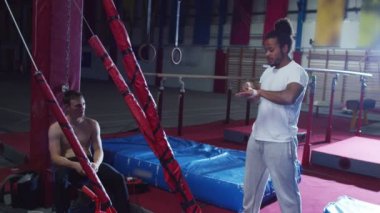 spor salonunda konuşurken jimnastikçiler