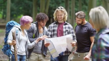  kadın arkadaşlarıyla uzun bir yürüyüş üzerinde