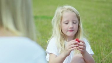 taze çekilmiş meyve yeme anne