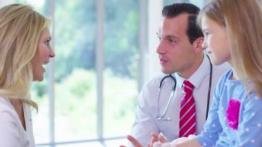 Anne ve çocuk ofisinde konuşmaya doktor