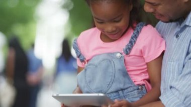 Baba ve kızı bilgisayar tablet vasıl arıyorsunuz