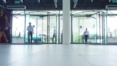 iş takım lobi alanı üzerinden yürüyüş