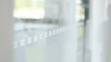 İşadamı ofis pencereden görünüyor