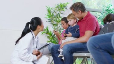 Doktorla konuşurken oğlum adam